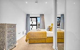 Luxurious & Glamorous Centrally Located 2 Bedroom 2 Bathroom Apartment - Central Birmingham - Secure Parking - Netflix