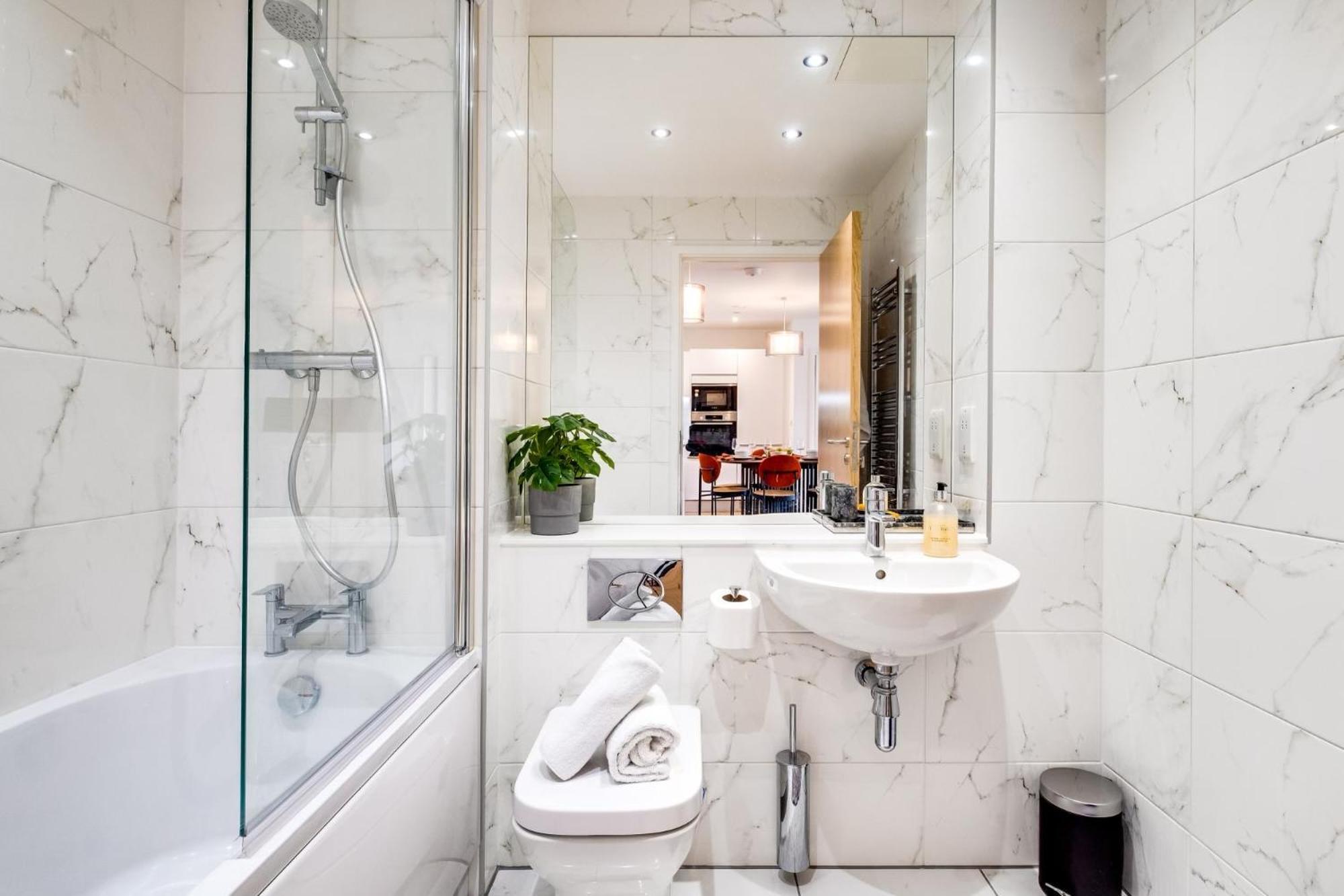Luxurious & Glamorous Centrally Located 2 Bedroom 2 Bathroom Apartment - Central Birmingham - Secure Parking - Netflix Exterior photo