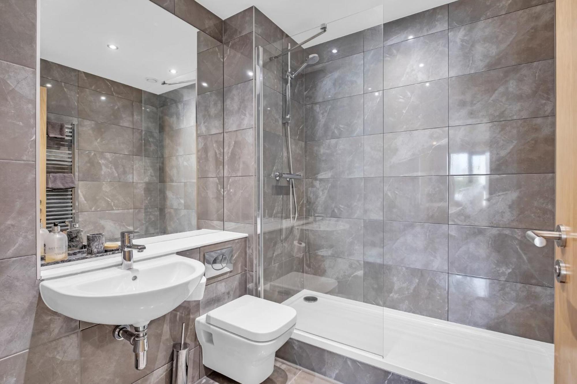 Luxurious & Glamorous Centrally Located 2 Bedroom 2 Bathroom Apartment - Central Birmingham - Secure Parking - Netflix Exterior photo